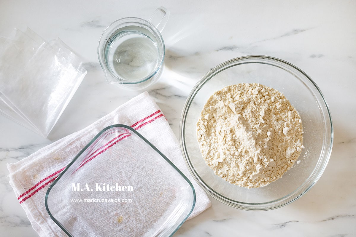 Ingredientes y utensilios para hacer tortillas de maíz caseras.