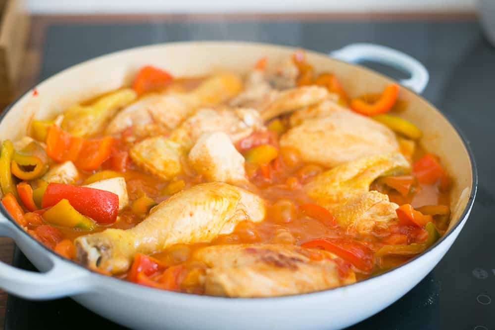 cocinando pollo a la romana con pimientos