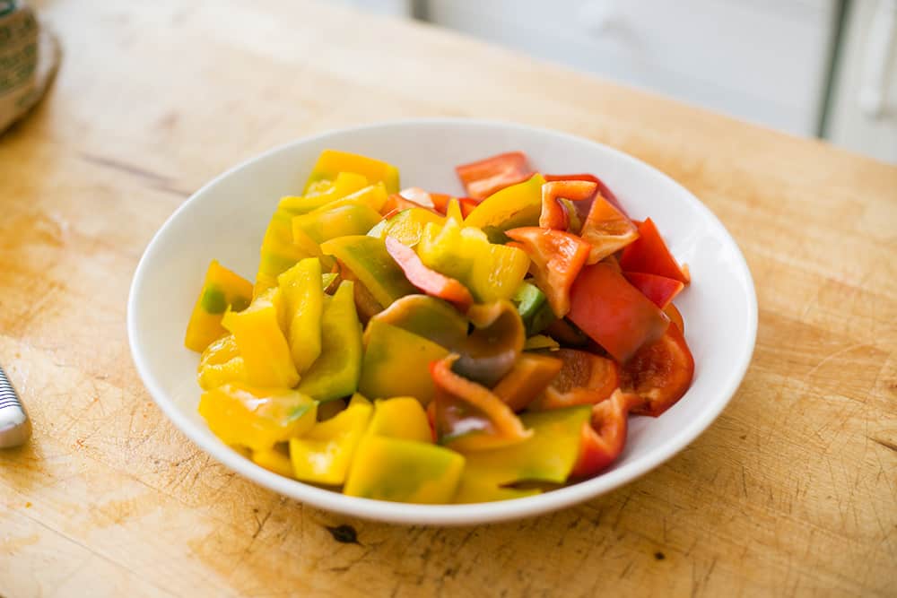 Los pimientos cortados en un plato.
