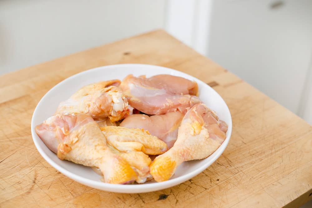Pollo crudo en un plato.