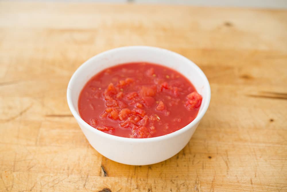 Los tomates picados en un cuenco blanco.