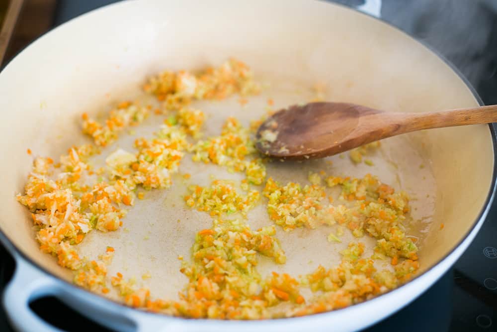 sofrito italiano salteándose en una cazuela.