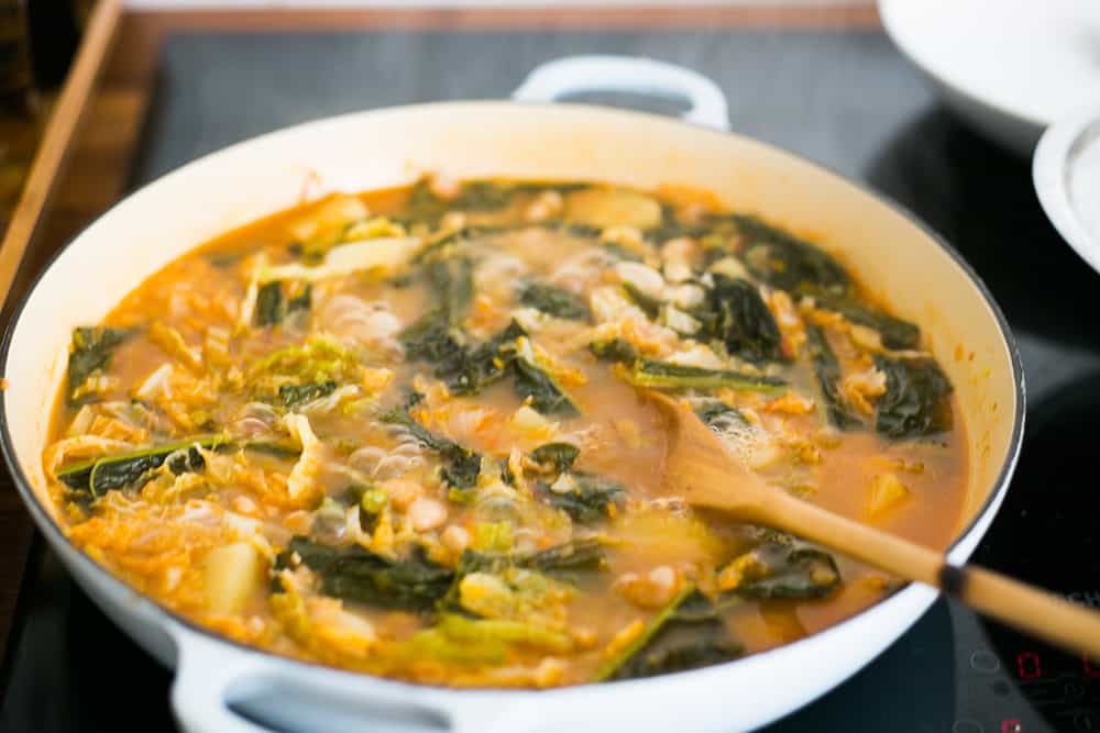 la sopa ribollita hirviendo en la cazuela ya con todos los ingredientes.