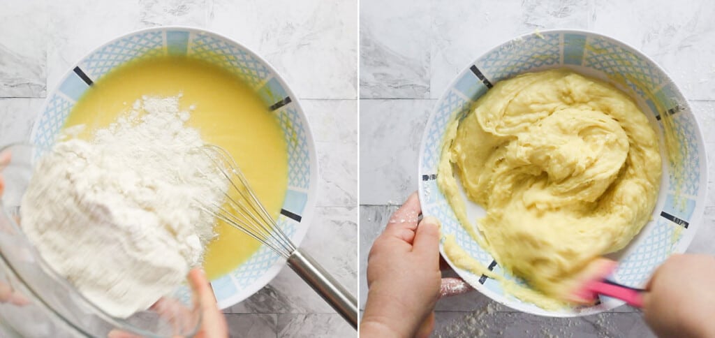 Poniendo la harina en la mezcla de yemas y ricotta.