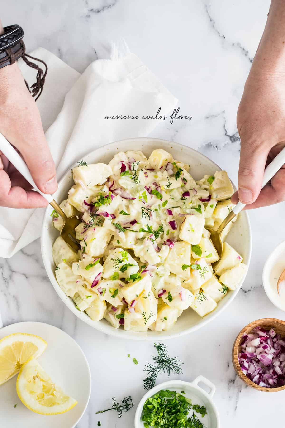 Mezclando la ensalada de papas.