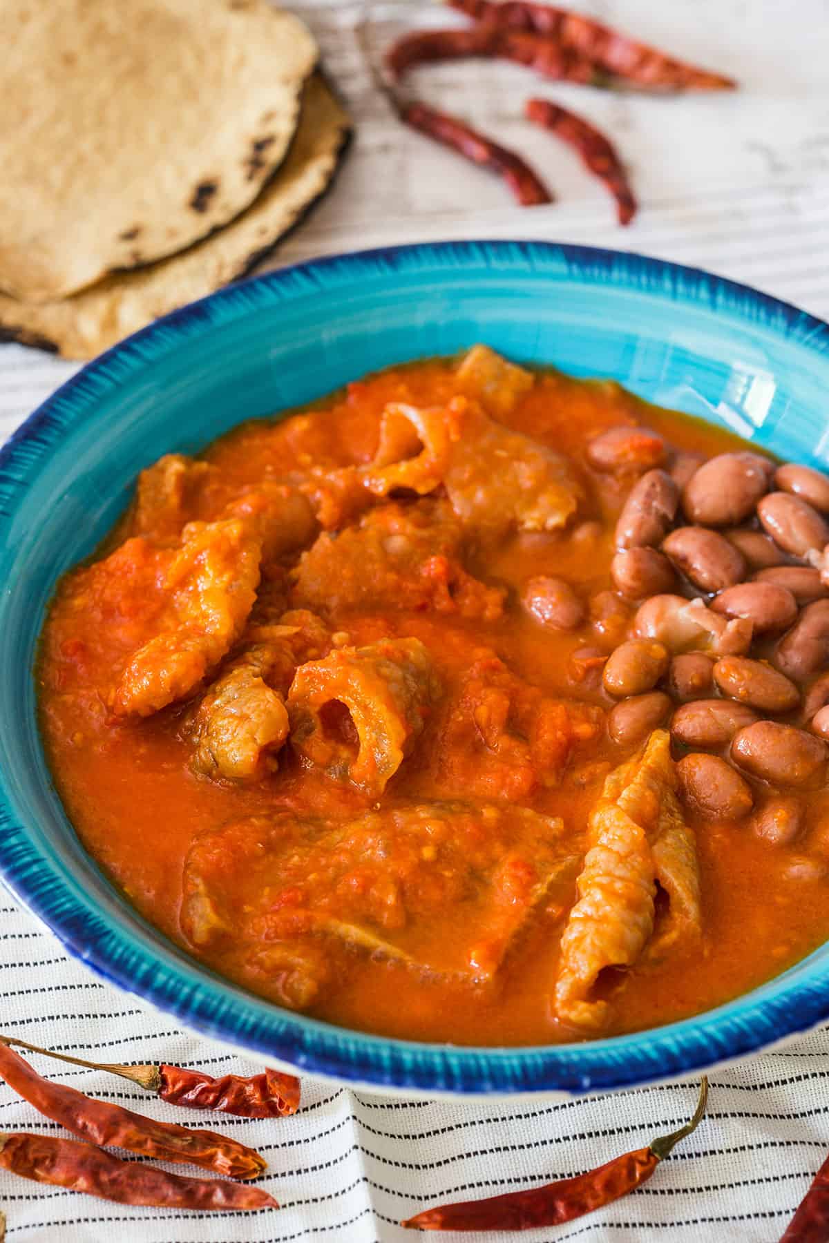 Chicharrón en salsa roja acompañado con frijoles de la olla.