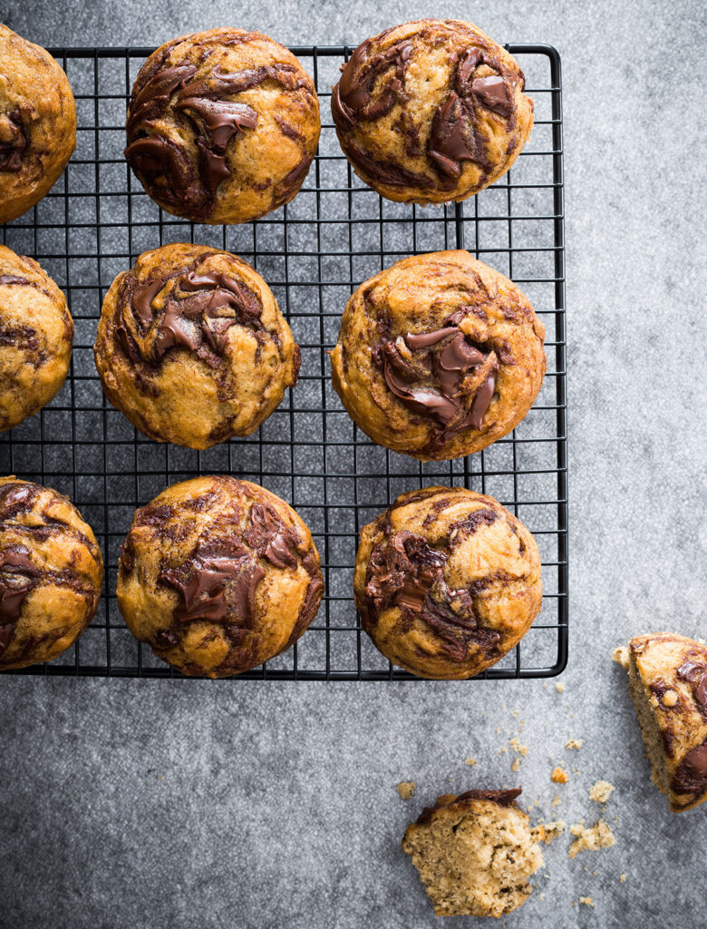 Muffins de Plátano y Nutella en una parrilla.