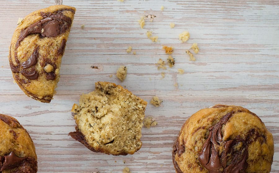 Un muffins ya horneado y partido a la mitad.