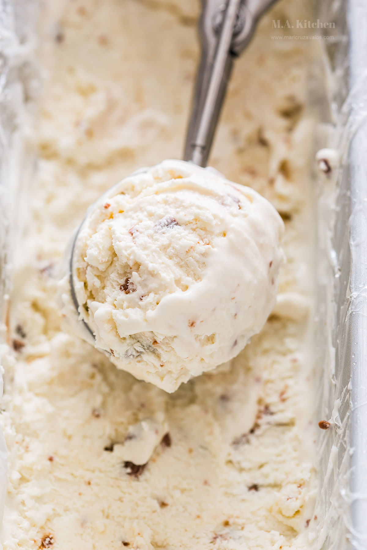 A scoop of stracciatella gelato.