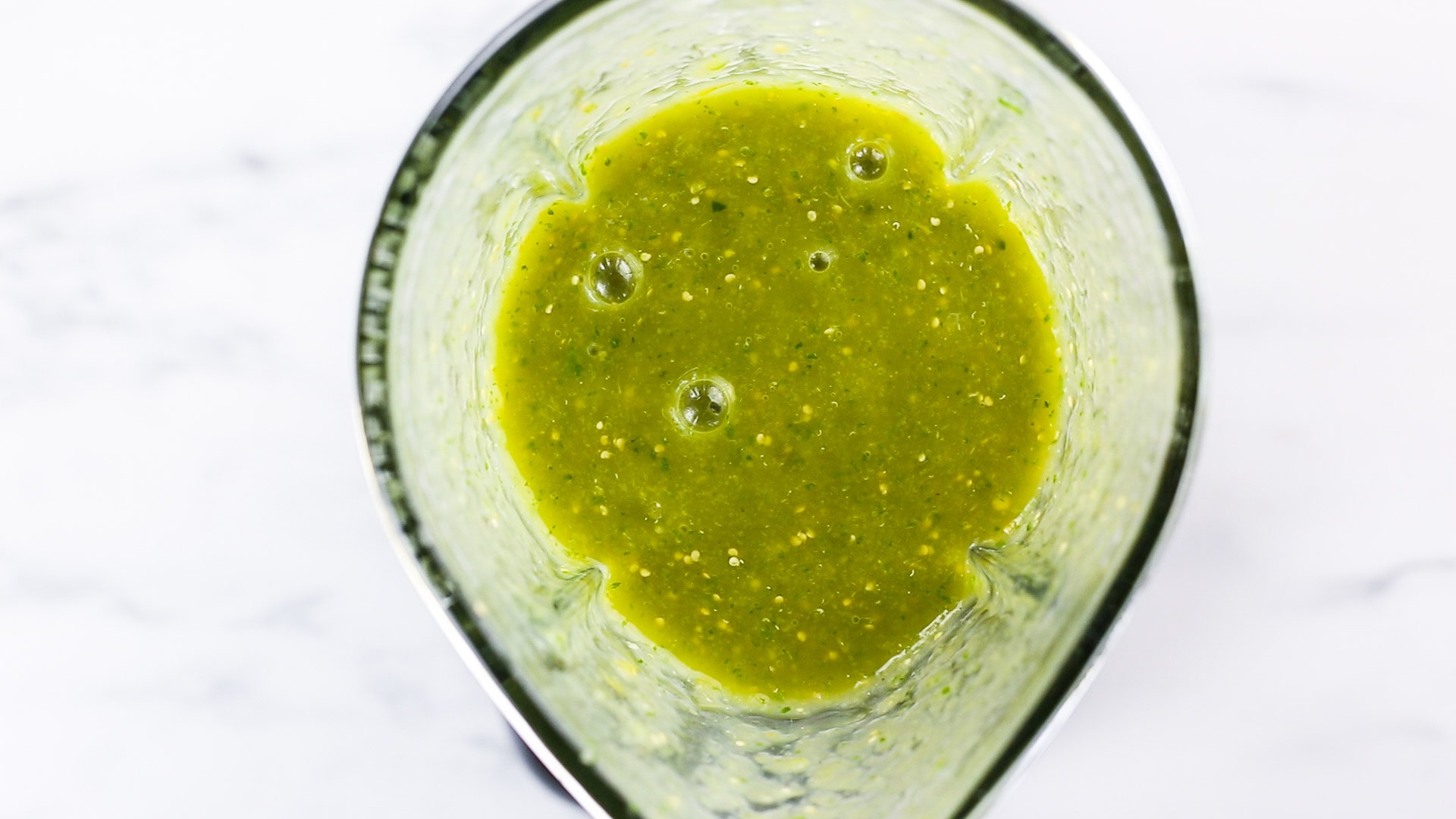 Salsa verde en una licuadora.