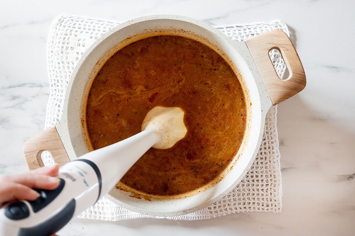 Starting to blend the soup with a immersion blender.